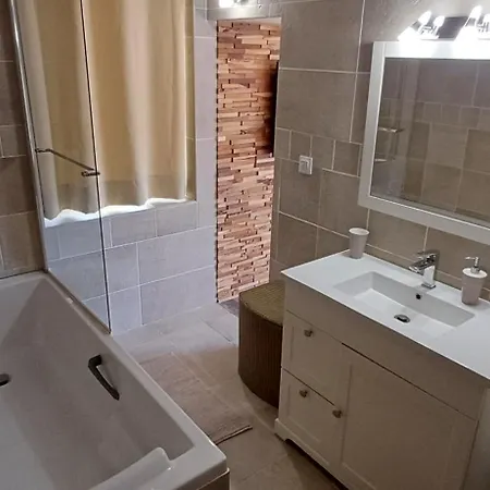 Les Rocs Du Cady Bed & Breakfast 3*